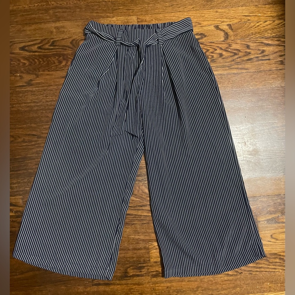 Woman’s wide leg cropped stripped pant